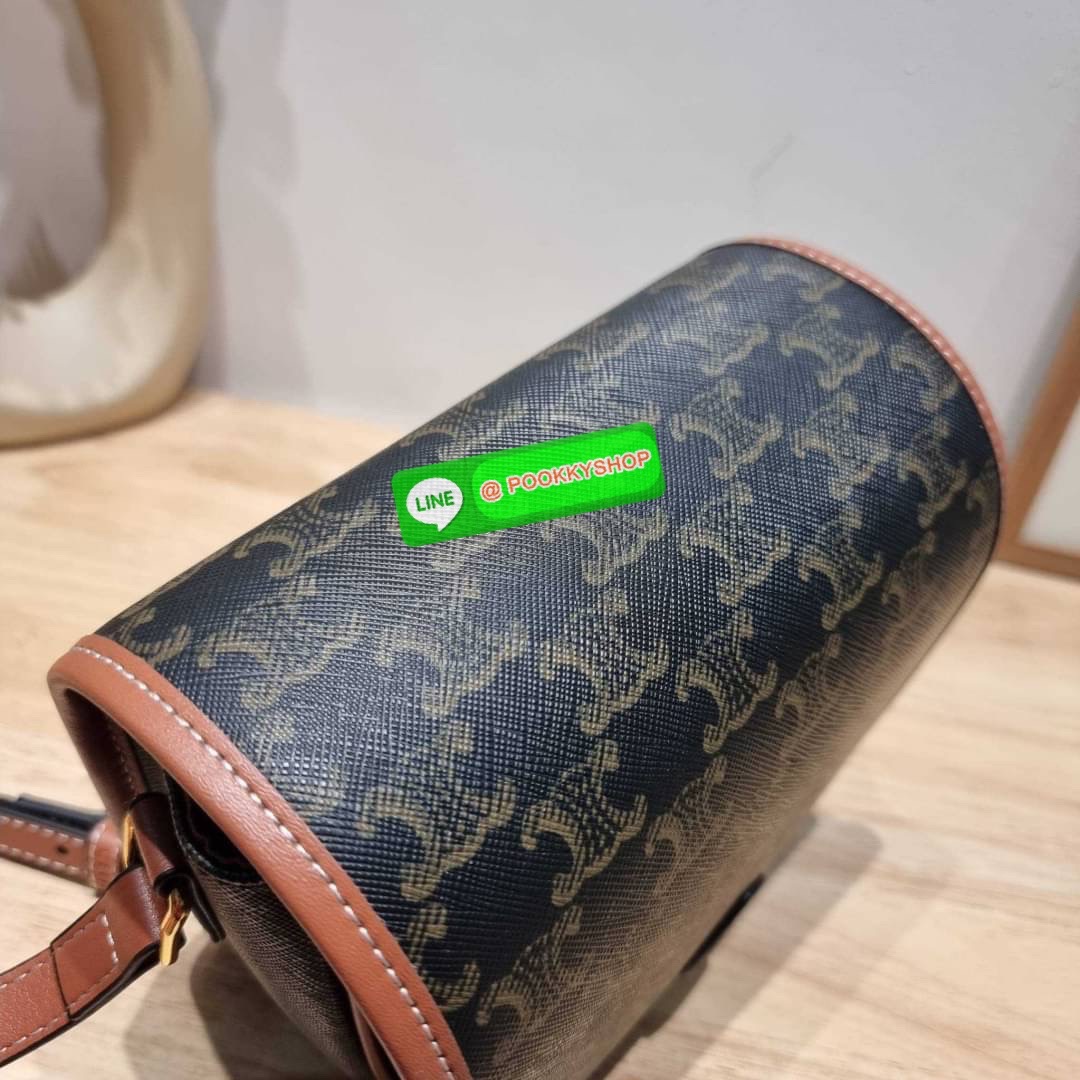 🔆 Model CELINE FOLCO SHOULDER BAG IN TRIOMPHE CANVAS 🔆 Details รุ่นยอดฮิต ขายดีไม่มีตก กับกระเป๋าสะพายข้าง ทรงสวยโดดเด่นเป็นเอกลักษณ์ ดีไซน์โค้งมนสวยงาม เปิด-ปิดกระเป๋าด้วยสายหนัง สายสะพายในตัว ปรับได้ ภายใรเป็นช่องโล่ง แบ่งสัดส่วนไว้อย่าง