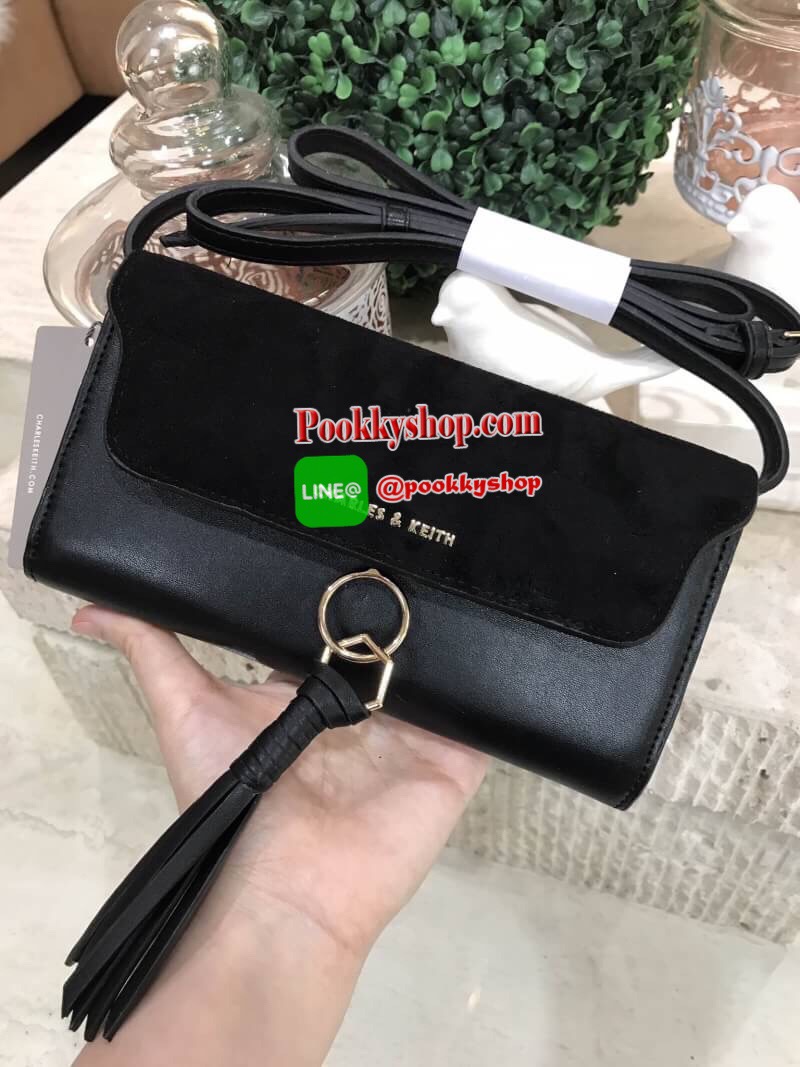 Don't Miss! CHARLES&KEITH WALLET กระเป๋าคลัชรุ่นใหม่ล่าสุดแบบชนช็อปเปิดปิดด้วยฝาปิดกำมะหยี่กระดุมแม่เหล็กประดับพู่หนังดูมีดีเทล ด้านหน้ามีโลโก้แบรนด์ ภายในมีทั้งช่องซิปและช่องใส่บัตรหลายช่องสามารถใส่ธนบัตร มือถือ เหรียญและบัตรได้เยอะ ด้านหลังมีอีก1ช่