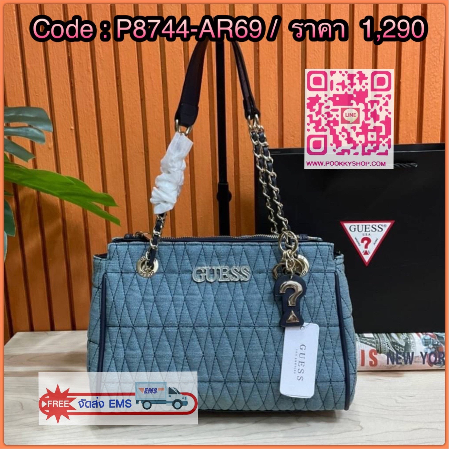 Guess Brinkley Society Satchel Bag กระเป๋าถือหรือสะพาย ขนาดกำลังดี วัสดุ Denim และ Pu หนังนิ่ม ผ้านุ่มมาก สวยอยู่ทรง มาพร้อมพวงกุญแจน่ารักๆ ถอดออกได้ ด้านหน้าประดับโลโก้แบรนด์ เปิดปิดด้วยซิป มี 2 ช่องหลักใช้งาน ภายในช่องซิปหน้าแยกเป็นสัดส่วนการใช้งาน ซิปช