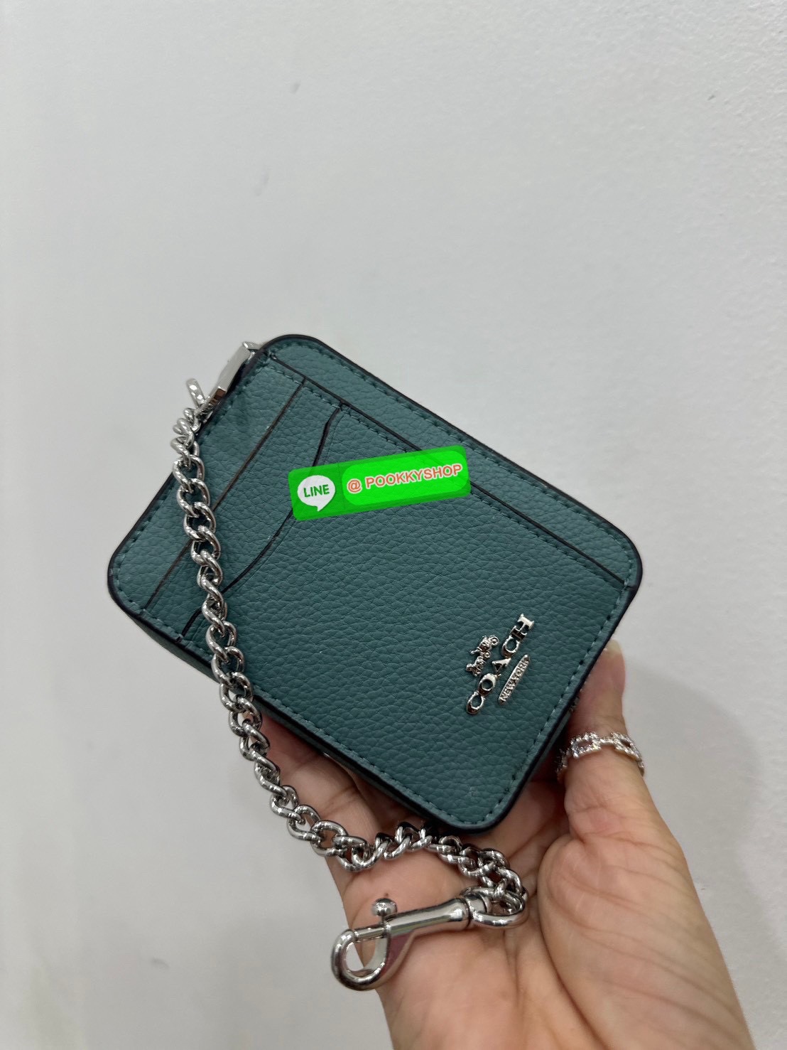 💗Coach C0058 Zip Card Case In Signature Canvas💗 กระเป๋าใบนี้นอกจากช่องใส่บัตรแล้ว ด้านหลังยังมีช่องสำหรับใส่ธนบัตรหรือเหรียญสามารถเปิดปิดได้ด้วยซิป เพิ่มลูกเล่นเป็นสายโซ่คล้องมือ หรือคล้องกับกระเป๋าก็ได้เช่นกัน ขนาดกะทัดรัด พกพาสะดวก การดู