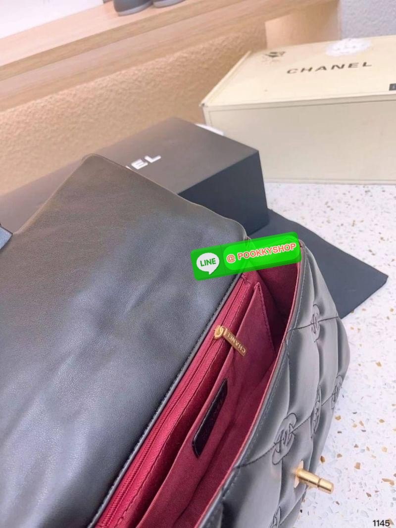 Chanel Flap Bag กระเป๋าสะพายทรงคลาสสิกดีไซส์เป็นเอกลักษณ์ที่ ปั้มโลโก้แบรนด์ที่ตัวกระเป๋า สวยเด่นชัด มาพร้อมสายสะพายโซ่สลับหนังเส้นใหญ่ ทนทาน ดูแพง ชวนสะสม ตอบโจทย์ได้ดีกับทุกสไตล์