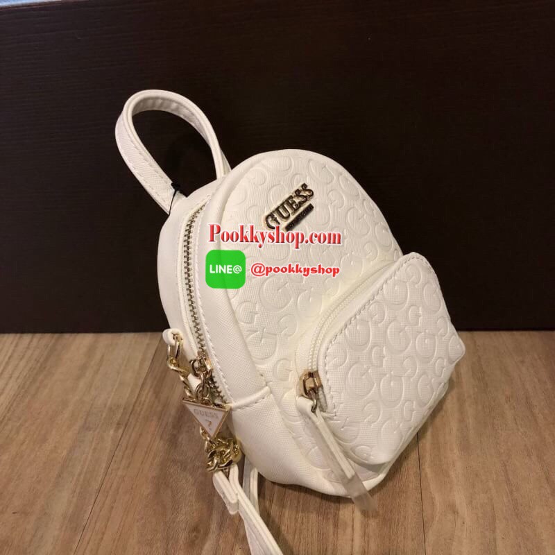 GUESS Factory Women's Evan Mini Crossbody กระเป๋าสะพายใบเล็กสุดน่ารักจาก guess มาแล้วค่า ไอเท็มสุดน่ารัก วัสดุทำจาก pu สกรีนลายสุดน่ารัก ด้านหน้ามีโลโก้ มีพวงกุญแจสวยเก๋ สายสะพายมีสายโซ่สลับหนังปรับได้ 5 ระดับ ด้านบนมีหูหิ้วจับถนัดมือ กระเป๋ามี 1 ช่อ
