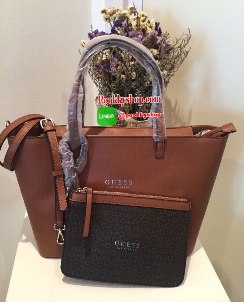 พร้อมถุงผ้าแบรนด์ GUESS BAG กระเป๋าสะพายทรง Tote จาก GUESS วัสดุหนัง Saffiano คุณภาพดี น้ำหนักเบา ด้านหน้าปั้มโลโก้แบรนด์สุดหรู รุ่นนี้มาพร้อมกระเป๋าใบเล็กสำหรับใส่ของ ถอดแยกใช้ได้ อะไหล่เงิน เปิดปิดกระเป๋าด้วยซิปสะดวกใช้ ด้านในโล่งกว้าง มีช่องเล็กสำหรับใ