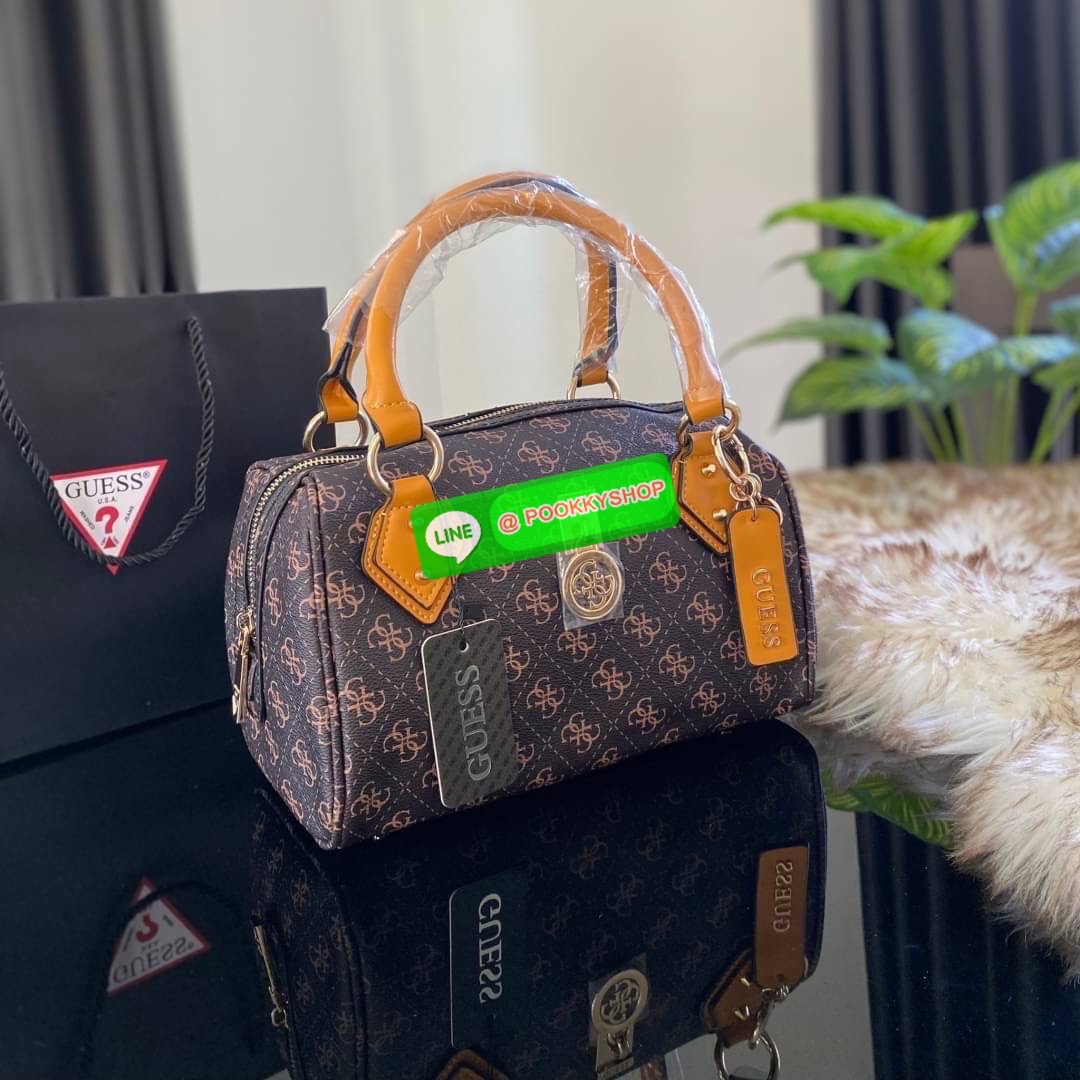 GUESS JENSEN BOX SATCHEL กระเป๋าทรงหมอน ประดับพวงกุญแจโลโก้แบรนด์ด้านหน้ากระเป๋า มีหมุดรองฐานตั้งอยู่ทรง มาพร้อมกับสายสะพายยาวปรับระดับได้ ภายในซับในตราแบรนด์อย่างดี รุ่นนี้สวยงามมากค่ะ สินค้าถ่ายจากงานจริง ใครได้ไปรับรองไม่ผิดหวัง❤️