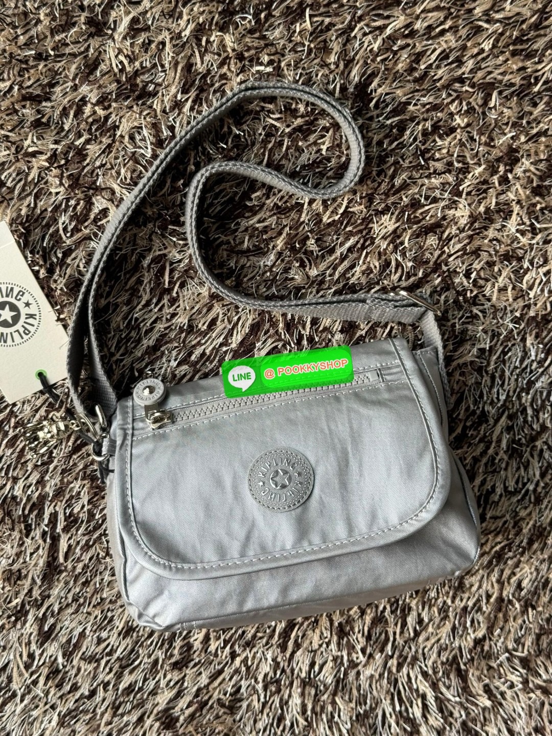 Kipling Sabian Crossbody Mini Bag (AC8280) เป็นอีกหนึ่งกระเป๋าขนาดกะทัดรัด สามารถจัดเก็บของได้เป็นระเบียบ และใส่สิ่งของจำเป็นได้มากกว่าที่คิด โดยมีช่องใส่ของมากมายทั้งด้านหน้า 1 ช่อง ด้านในของกระเป๋า 2 ช่อง อีกทั้งสายสะพายยังสามารถปรับความสั้นยาวได้ตามต้อ