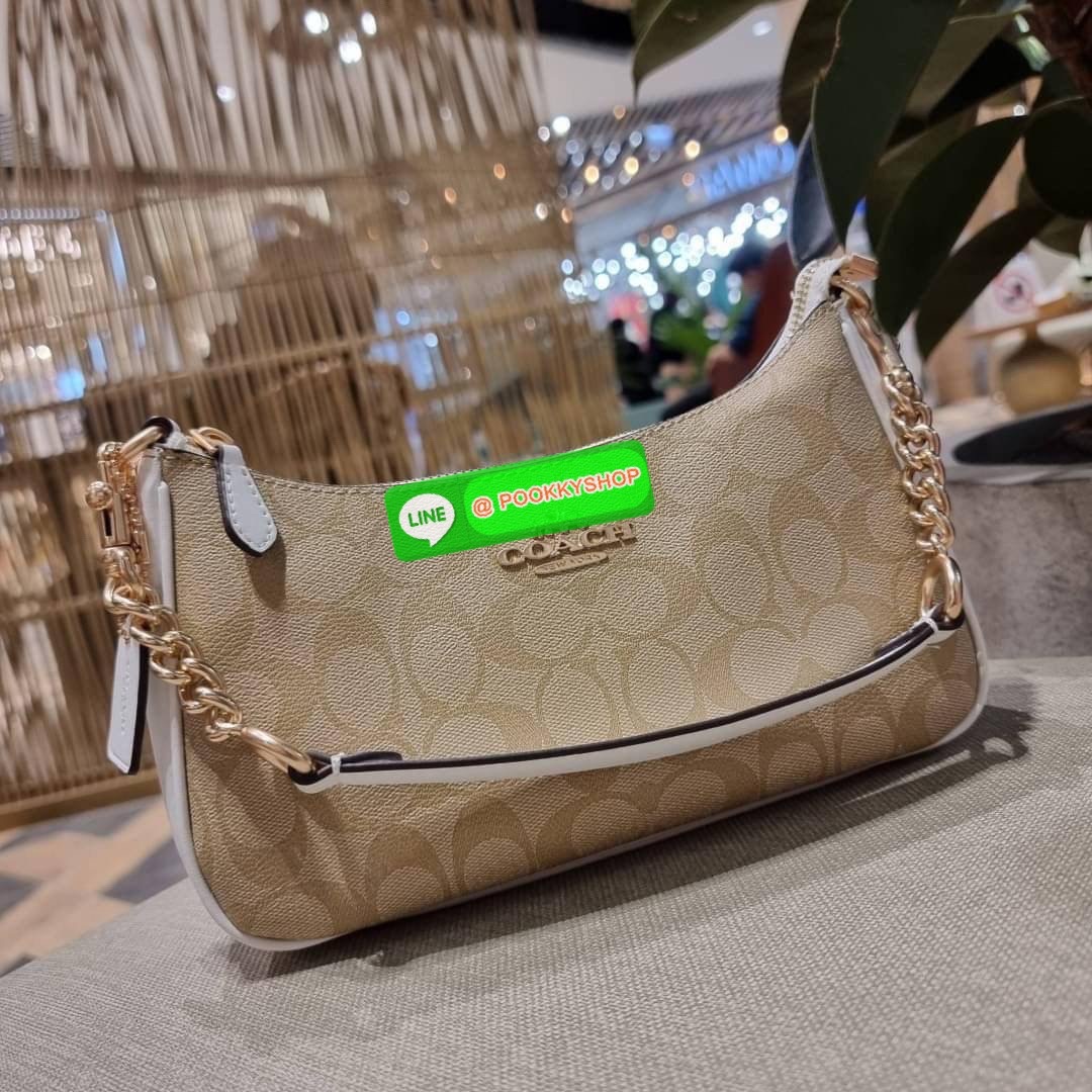 COACH CA548 TERI SHOULDER BAG IN SIGNATURE CANVAS คอลเลคชั่นใหม่ล่าสุด ที่สาวๆรอคอย กระเป๋าสะพายไหล่กึ่งทรงพอช พร้อมเสิร์ฟความสวยถึงบ้านไปเลยก่อนใคร แบบไม่ต้องพรีฯ ด้วยดีไซน์คลาสสิคที่แอบแฝงความเรียบหรู มาพร้อมสายสะพาย 2 เส้น เป็นสายโซ่คล้องแขนและสายสะพาย