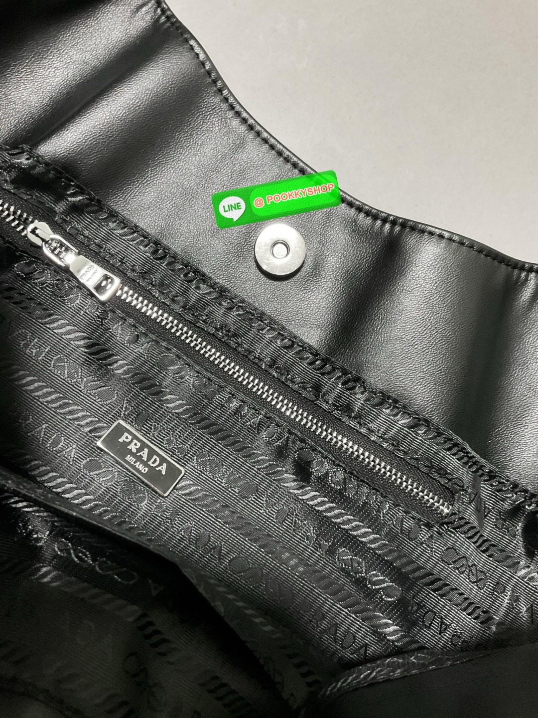 NEW ARRIVALS!! งานใบใหญ่สะพายไหล่ อะไหล่เงิน แบรนด์ PRADA เนื้อกระเป๋าหนังนิ่ม หนังสีดำเต็มไป เปิดปิดด้วยกระดุมแม่เหล็ก ใส่ของได้เยอะเว่อร์ IPAD สมุด หนังสือ A4ได้สบายๆ ด้านในบุผ้าปั้มแบรนด์อย่างดี สะพายแล้วให้ความรู้สึกหรูหราแบบเท่ๆมากค่ะ ด้านล่างมีหมุดร