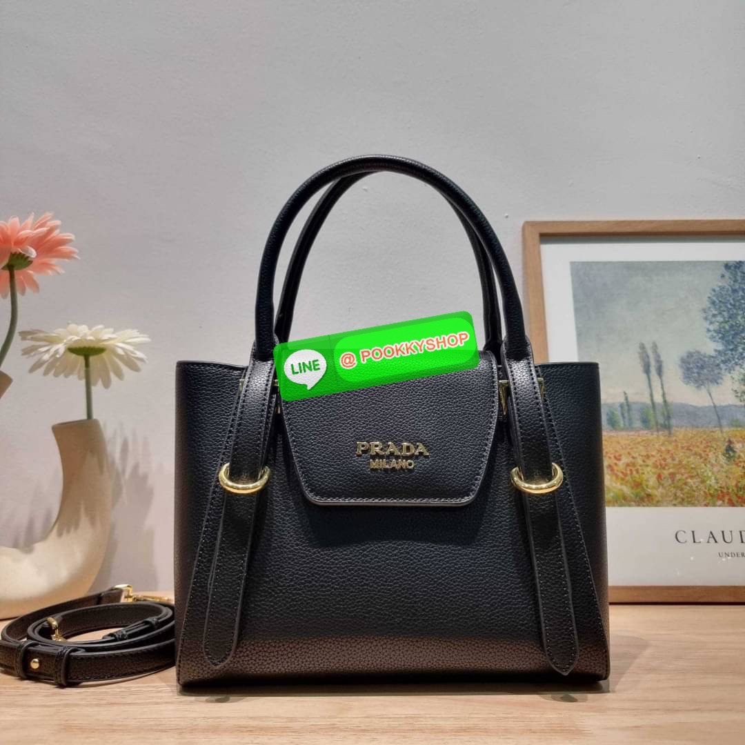 Hot item Prada leather bag กระเป๋าถือ/สะพายล่าสุด จากเคาน์เตอร์ dutyfree ที่ดีไซน์เรียบหรู หนังวัวฟอกสี สวยคมชัด เต็มไปด้วยดีเทลน่าใช้ สายคล้องไหล่ที่สามารถถอดออกได้ เพื่อใช้สายยาวสะพายข้างเส้นเดียว หรือจะใส่ไว้ทั้งคู่ก็อัพเกรดลุคดูแพงได้ ปากกระเป๋ามีฝากร