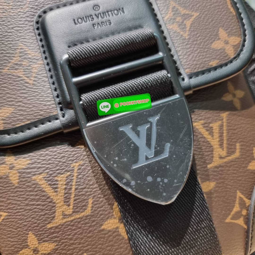 ใหม่ล่าสุด ได้ชิคๆเท่ๆก่อนใคร ไม่ต้องรอพรีฯ กับกระเป๋าสะพายข้างสำหรับหนุ่มๆ LV crossbody bag งานหรู ราคาดีจากเคาน์เตอร์ dutyfree วัสดุหนังแคนวาสคุณภาพดี ดีไซน์ดูแพง ด้วยอะไหล่เปิด-ปิดแม่เหล็กแน่นหนาสีดำ ตัดกับลวดลายโมโนแกรมได้เป็นอย่างดี ภายในโล่ง ใส่โทรศ