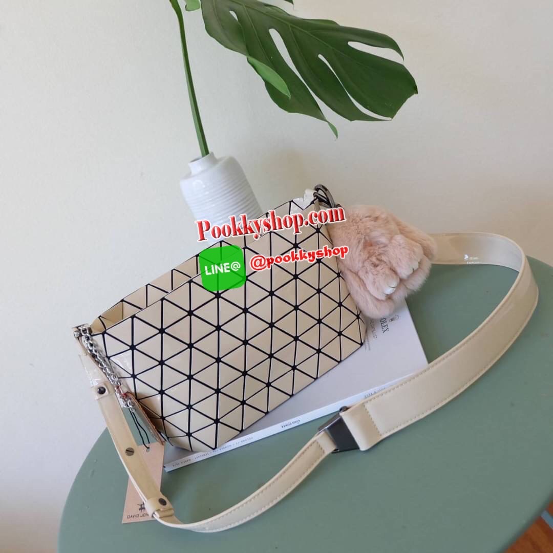 ใหม่ล่าสุด กระเป๋า จากแบรนด์ David Jones กระเป๋าถือ/สะพายข้างดีไซน์เกร๋มาก สีสวยหรูมาก ขนาดกำลังดีเลย น้ำหนักเบามากคะ ภายในมีช่องเก็บของจุกจิกได้ พิเศษ !! แถมน้องกระต่ายขนฟู เข้าset กับกระเป๋าเลยค่า น่ารักมากๆ มีถุงผ้าแบรนด์ให้คะ ใบจริงสวยมากคะ ดีต่อใจ มี