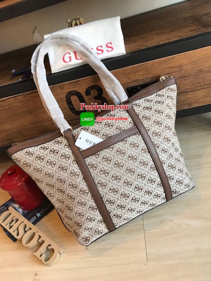 Guess Factory Large Tote Handbag กระเป๋าถือทรงช้อปปิ้ง สไตล์วิลเทจ น้ำหนักเบา มีหมุดรองฐานกันรอย เปิดปิดด้วยซิปด้านบน ด้านหลังมีช่องเพิ่มอีก1ช่อง สกรีนลายsignature รอบใบประดับtagเป็นโลหะและหนัง ถอดแยกใช้งานได้ ใบใหญ่ใส่หนังสือนิตรสาร ราคาสุดคุ้มเลยคร้า!!