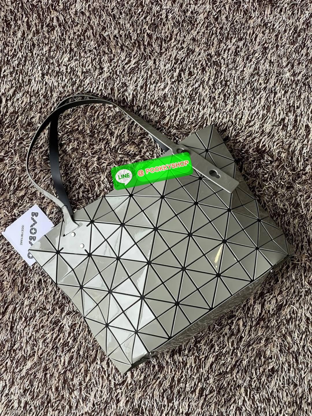 💕 Bao Bao Issey Miyake ROCK MATTE ซีรีส์นี้จะเป็นทรงสี่เหลี่ยมผืนผ้า มีซิปปิดด้านบน ถือเป็นรุ่นที่เหมาะกับการใช้งานในชีวิตประจำวัน สามารถพับมุมและบริเวณด้านล่างของกระเป๋าเพื่อเพิ่มความสะดวกสบายในการใช้งาน ทั้งยังช่วยให้วางกระเป๋าในแนวตั้งได้อีกด้ว