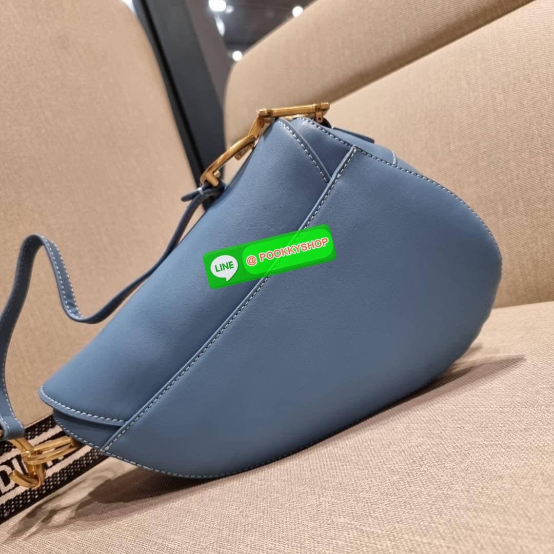 CD SADDLE BAG CALFSKIN กระเป๋าสะพายข้างพรีเมี่ยมกิ๊ฟ ทรงสวยไม่ซ้ำใคร กิมมิคในตัว ดูแพง ไซส์ใหญ่ ดีไซน์ย้อนยุค เป็นเอกลักษณ์สวยทุกแบบ เปิด-ปิดด้วยกระดุมแม่เหล็กซ่อน ใช้งานง่ายมากๆ ภายในเป็นช่องโล่ง มีช่องซิป วัสดุหนังลูกวัวฟอกสี ใส่ของสำคัญได้เลย หมดห่วง ม