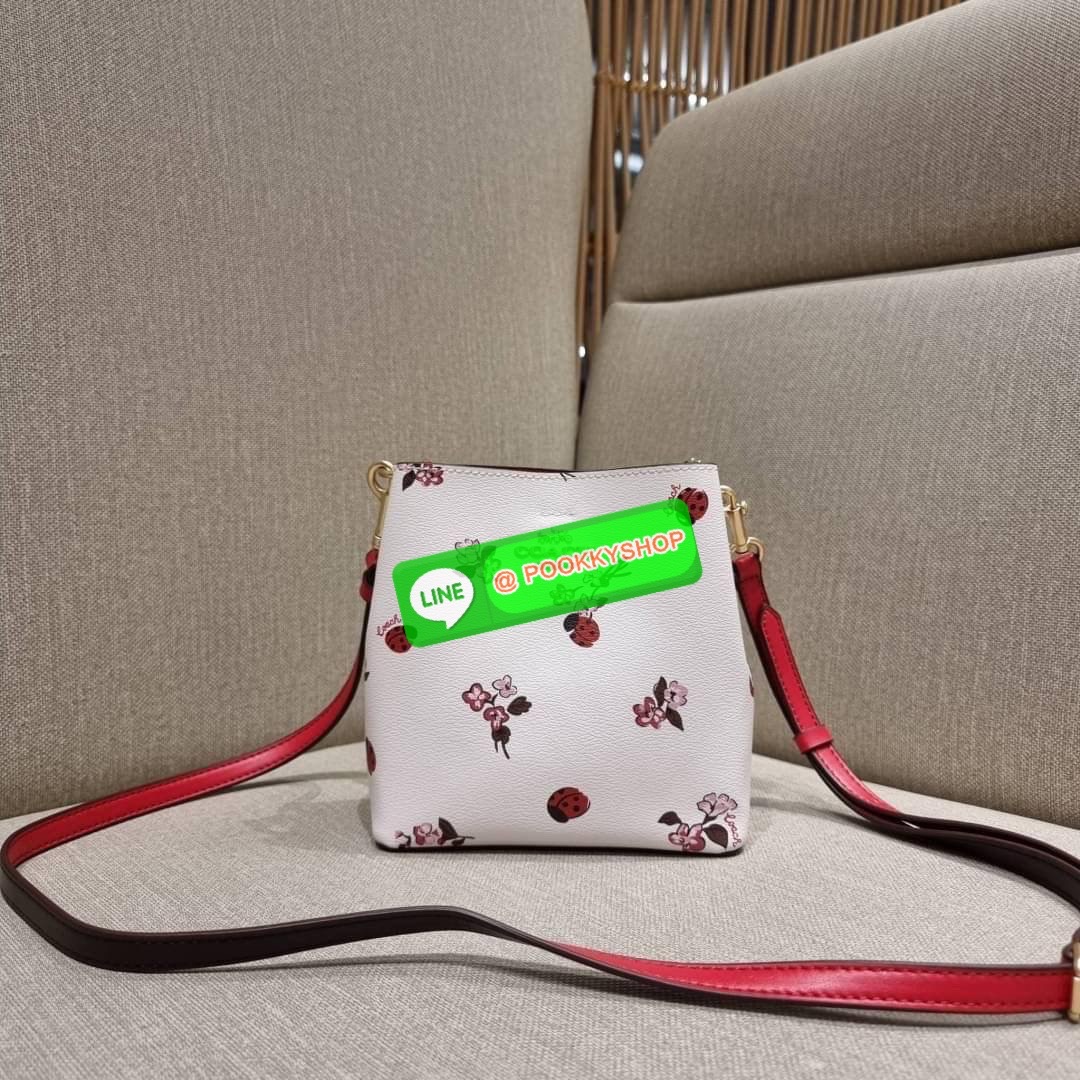 COACH 7267 MINI TOWN BUCKET BAG WITH BUFFALO PLAID PRINT คอลเลคชั่นใหม่ล่าสุด!! น้องสาวคนสวยมาแล้วจ้า สีแดงโดดเด่นต้อนรับเทศกาลคริสต์มาส 🎅🎄 กระเป๋าบัคเก็ต ไซส์มินิ ใบจริงน่ารักม้าก!! น่าใช้แบบที่สุด วัสดุหนังแคนวาสเคลือบลาย สวยคม เปิด-ปิดด
