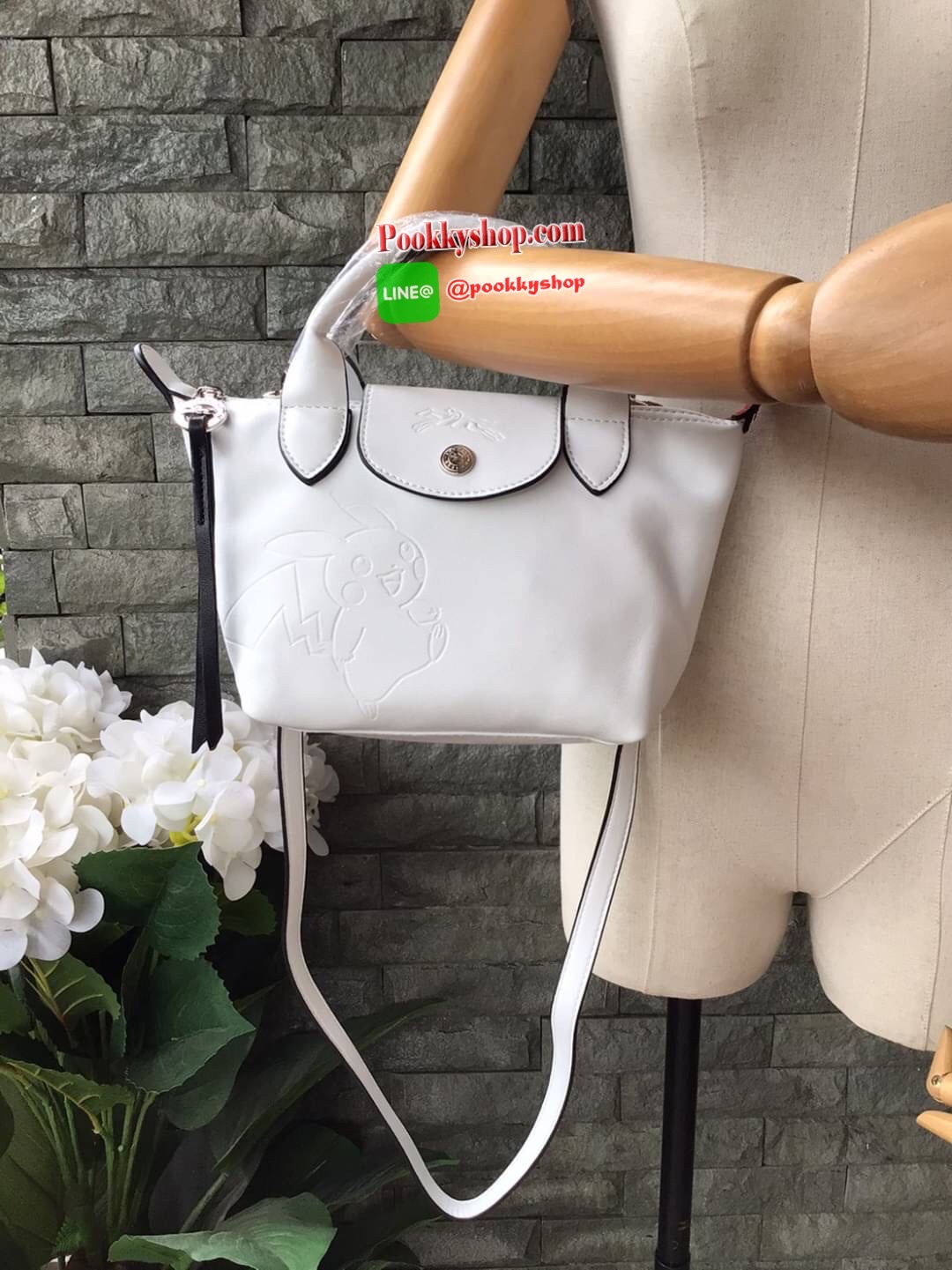 🚚 พร้อมส่ง 🚚 LONGCHAMP X POKE’MON TOP HANDLE BAG XS ขนาด มินิ รุ่น 1500 Collection LE PLIAGE CUIR Fall/ Winter เรียบหรูอย่างฝรั่งเศสกับความน่ารักคาวาอิแบบญี่ปุ่นมาผสม ซึ่งจะเป็นการนำเอาลวดลายพิคาชูมารังสรรค์ลงในกระเป๋าสุดคลาสสิกของแบรนด์ ก
