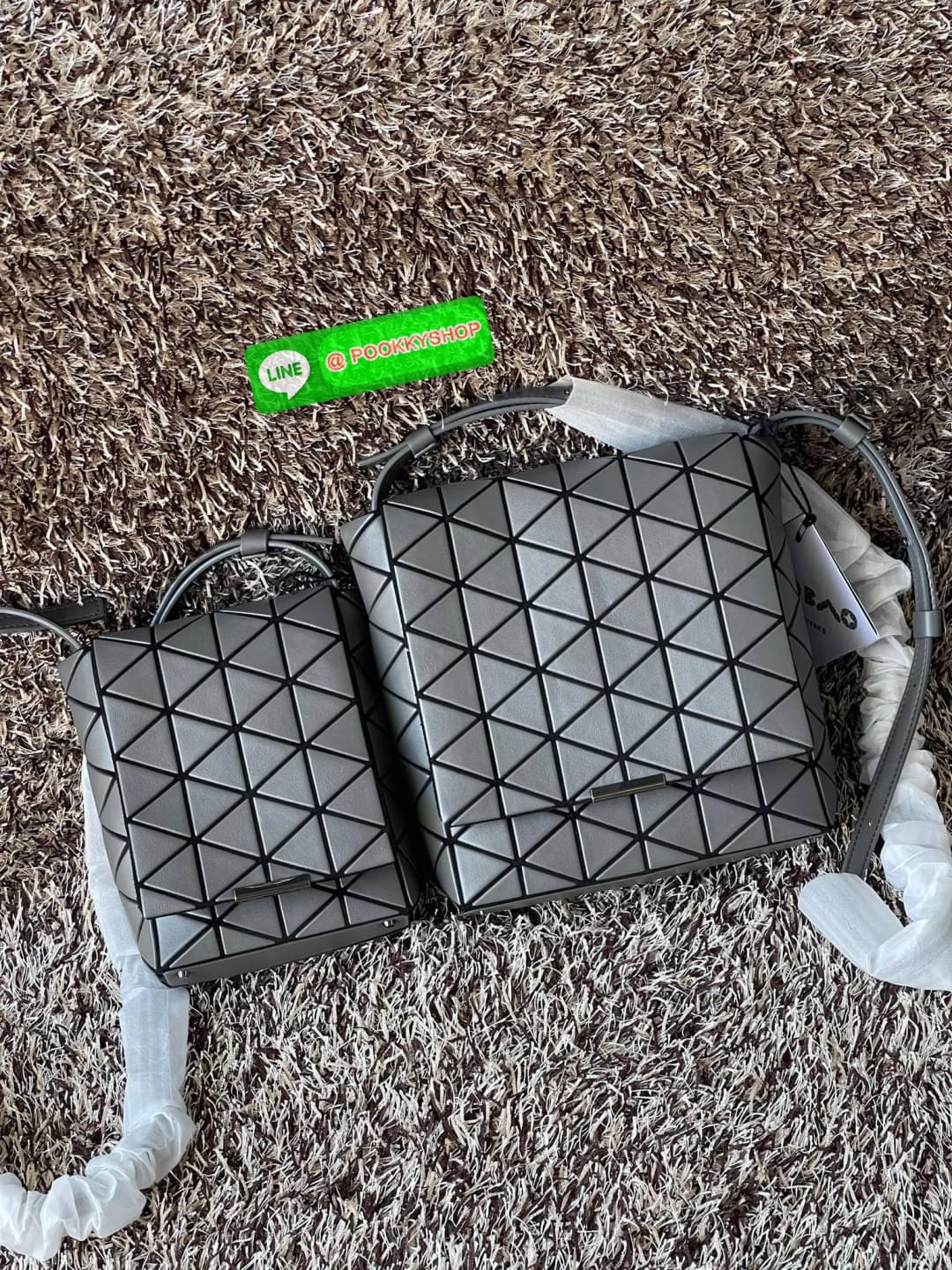 💕Baobao Issey Miyake Off-White Flap Messenger Bag(Large) สำหรับใครที่ต้องการใช้งานแบบเน้นการเคลื่อนไหวที่คล่องตัว แนะนำรุ่นนี้เลยคะ มาพร้อมแผ่นรูปทรงสามเหลี่ยมอันโดดเด่นแฝงไปด้วยความทันสมัยบ่งบอกถึงความเป็นเอกลักษณ์ของแบรนด์ได้เป็นอย่างดี ซึ่งสายส