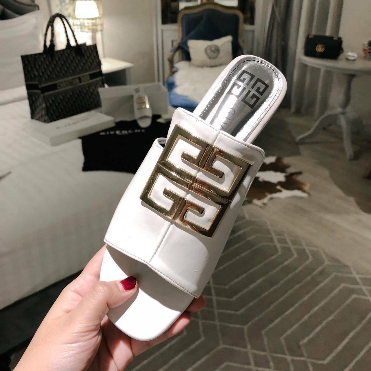 พร้อมส่ง ฮอตๆๆๆ เลยคะ ตัวนี้ เพิ่งมาคะ แตะ givenchy ตัวใหม่ล่าสุด รองเท้าแตะหน้าสวม หนังนิ่ม ทรงสวยมาก เก็บหน้าเท้าได้ดี สาวหน้าเท้ากว้างใส่ได้จ้า *งานปั้มแบรนด์ กล่องเรียบน๊า