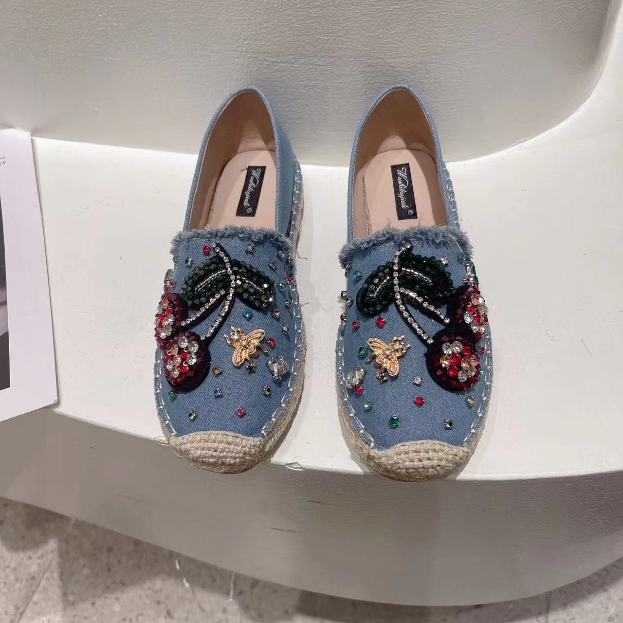 พร้อมส่งคะ cherry slip on 🍒🍒งานsignature ของทางร้าน 💎เพชรเวอวังอลังการ สวยยืน1 🥇มาแล้วจ้า🎊ทรงสวยอย่างดี👍 งานเกร๋เรียบหรูดูแพง 👑ตัวนี้ห้ามพลาด🥳ใส่สบายจะแมตช์กับกางเกง👖หรือกระโปรงǴ