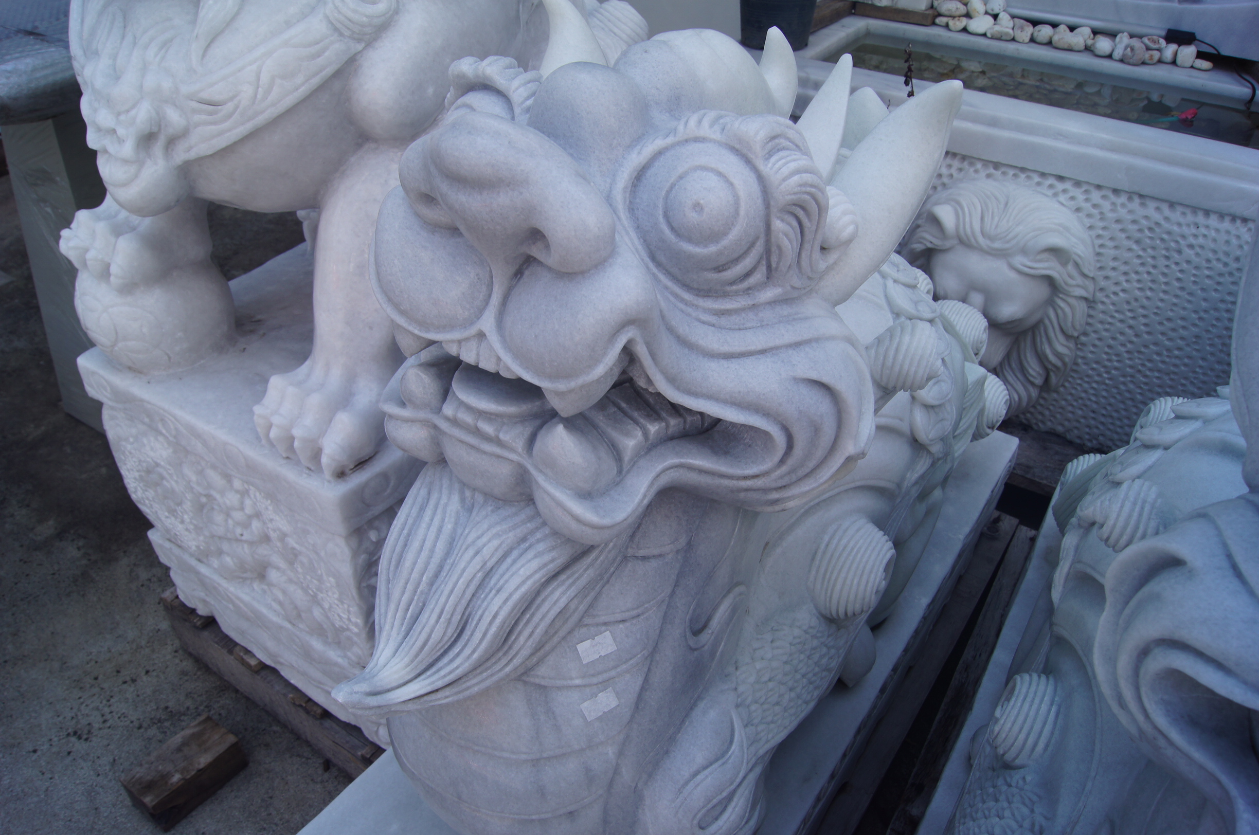 ปี่เซี๊ยะหินอ่อนแกะสลัก ยาว60เซนติเมตร สีขาว