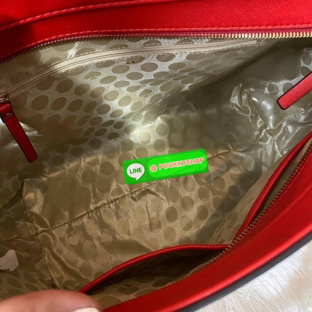 Kate Spade new york shopping large bag กระเป๋าถือ หรือคล้องไหล่ได้ ด้านหน้ามีโลโก้แบรนด์ แบบปั้มสีทอง เปิด-ปิด กระเป๋าด้วยซิป ด้านในโล่งกว้าง จุของได้เยอะ ด้านในมีช่องซิป และ ช่องเล็ก