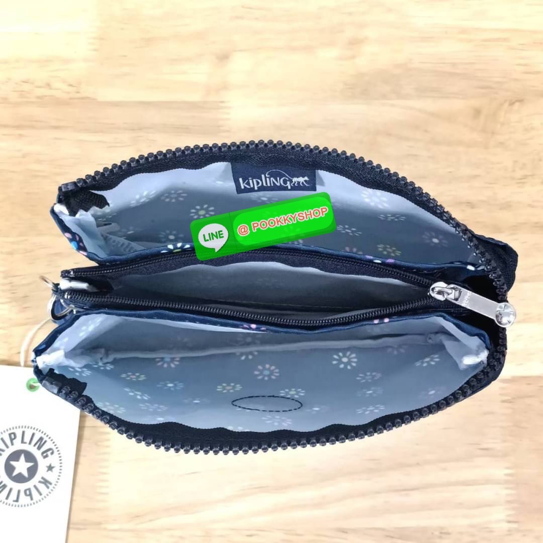 Kipling Creativity Large Pouch วัสดุ Nylon 100% กระเป๋าคล้องมือขนาดพอเหมาะ 7.25 นิ้ว พกพาสะดวก เปิด-ปิดด้วยซิปเดียวใช้งานง่าย ด้านในมีช่องกว้าง 2 ช่องและช่องซิปเล็กตรงกลางอีก 1ช่อง ใช้งานได้สะดวก สามารถใส่มือถือ 7.5 นิ้วได้ กุญแจรถ ธนบัตรได้ ล็อตนี้มาพร้อ