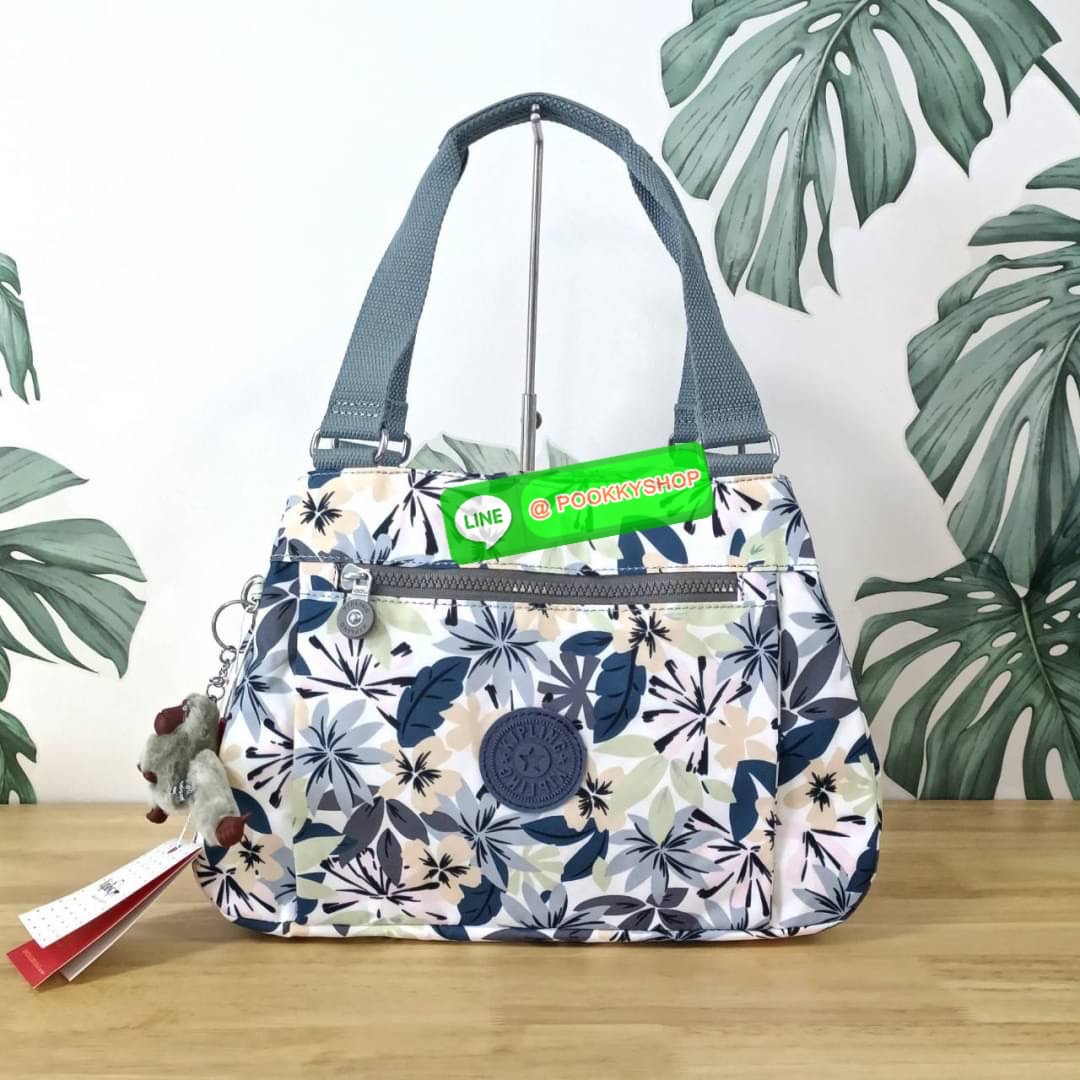 KIPLING ELISE HANDBAG กระเป๋าถือและสะพายไหล่ วัสดุ Nylon +Polyester ขนาดกำลังพอดี จุของได้มาก มีหูจับสองสาย ถือสะดวก น้ำหนักเบา มีช่องซิป ด้านหน้า ช่อง กระเป๋าหลักเปิด-ปิดด้วยซิป มี3 ช่องว่างใส่ของได้จุมากๆ ใส่มือถือได้ กระเป๋าสตางค์ใบยาว และ เครื่องสำอาง
