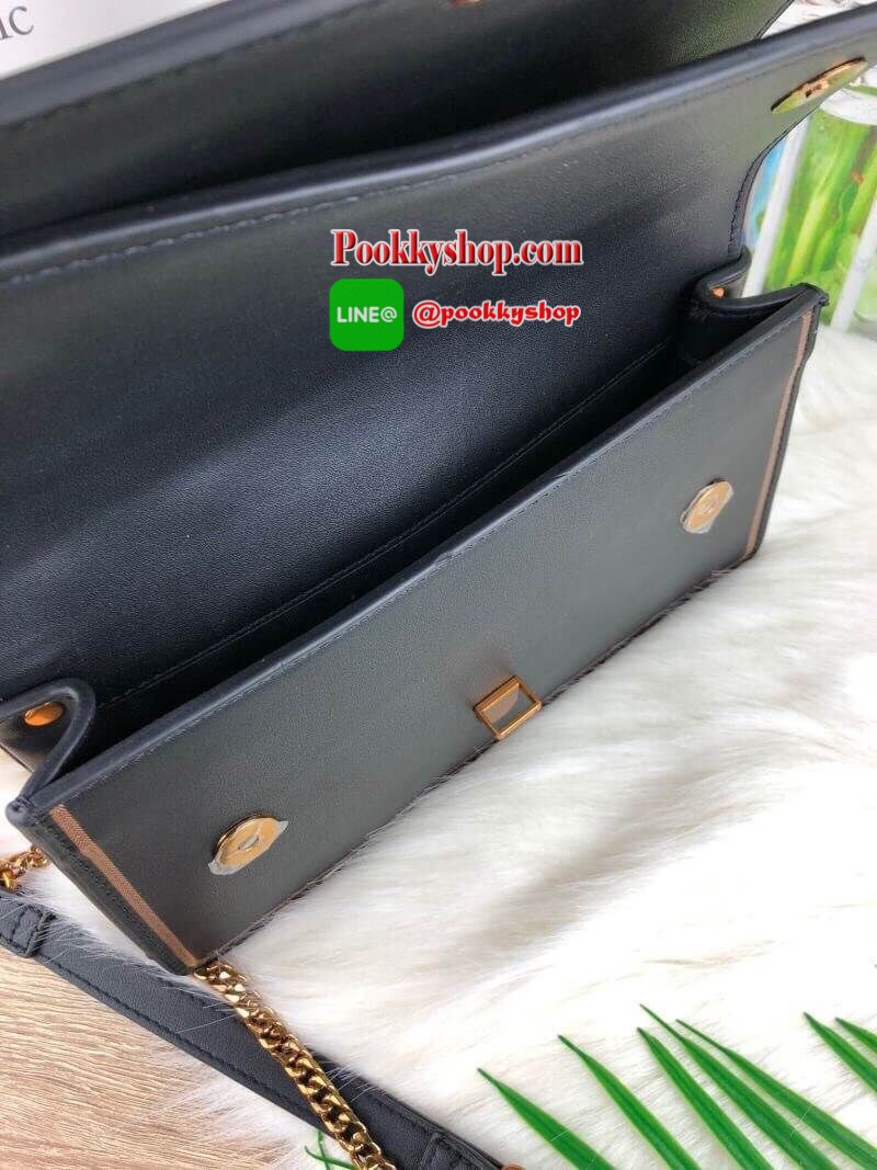 New! รุ่นใหม่พร้อมส่งค่า LYN FABULOUS BAG กระเป๋าดีเทลเก๋ ตัวกระเป๋าอยู่ทรง เดินด้ายเป็นตัวอักษรพร้อมประดับโลหะแมลง รุ่นนี้อะไหล่จะเป็นสีวินเทจๆ เปิดปิดด้วยตัวกดล็อก ด้านในเป็น 2 ช่องใหญ่ จุของได้เยอะทีเดียวค่า มาพร้อมสายสะพายยาวถอดและปรับระดับสายได้ตามชอ