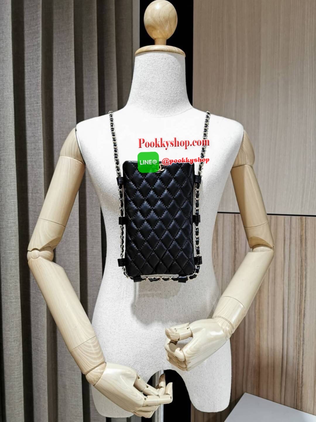 Don't Miss! Chanel Clutch Bag With Chain VIP Gift With Purchase (GWP) Limited พรีเมี่ยมกิ้ฟทรงเหลี่ยมขนาดกำลังดีวัสดุหนังนิ่มเดินเส้นลายตารางสวยอยู่ทรง เปิดปิดด้วยกระดุมแม่เหล็ก ด้านหน้าประดับโลโก้แบรนด์แต่งด้วยสายโซ่ร้อยหนัง ภายในโล่ง ใส่ iphone มือ