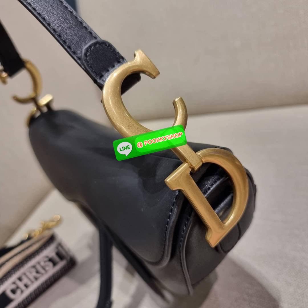 CD SADDLE BAG CALFSKIN กระเป๋าสะพายข้างพรีเมี่ยมกิ๊ฟ ทรงสวยไม่ซ้ำใคร กิมมิคในตัว ดูแพง ไซส์ใหญ่ ดีไซน์ย้อนยุค เป็นเอกลักษณ์สวยทุกแบบ เปิด-ปิดด้วยกระดุมแม่เหล็กซ่อน ใช้งานง่ายมากๆ ภายในเป็นช่องโล่ง มีช่องซิป วัสดุหนังลูกวัวฟอกสี ใส่ของสำคัญได้เลย หมดห่วง ม