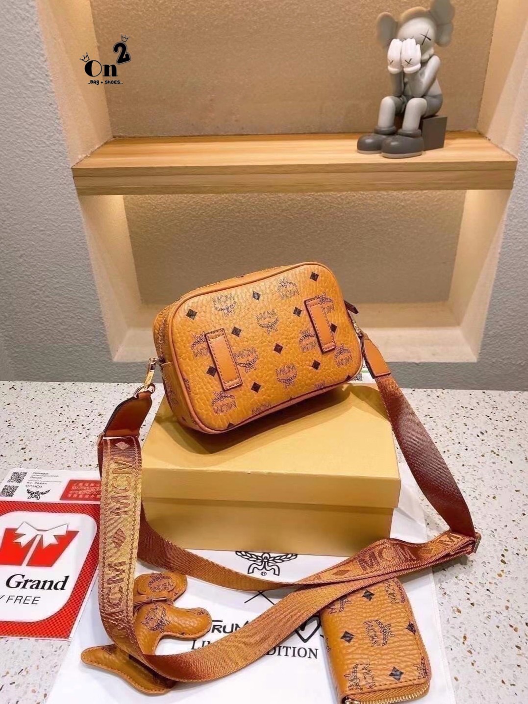 MCM Box Set กระเป๋าสะพาย mcm งานเซตน่ารักมากงานปังมาก คือเป๊ะที่สุดเป๊ะทุกมุม ปั้มทุกจุดสวยคุ้มมากก มาพร้อมพวงกุญแจ +กระเป๋าสตางค์ +สายยาว คุ้มสุดค่าเซตนี้