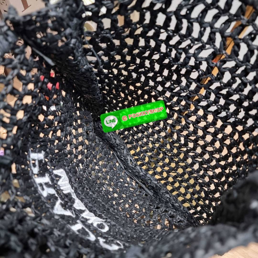 PRADA RAFFIA TOTE BAG สวยไม่ซ้ำใคร สไตล์บีช เหมาะมากกับการสะพายไปเที่ยวทะเล หรือจะใช้ในวันสบายๆก็ตอบโจทย์ กับกระเป๋าสะพายสานใบใหญ่ ตัวกระเป๋าเป็นวัสดุสังเคราห์จากธรรมชาติ สานทอเต็มใบออกมาเป็นลวดลายสวยงาม มีกระเป๋าซับในให้ สำหรับใส่ของเป็นสัดส่วน และรูดปาก