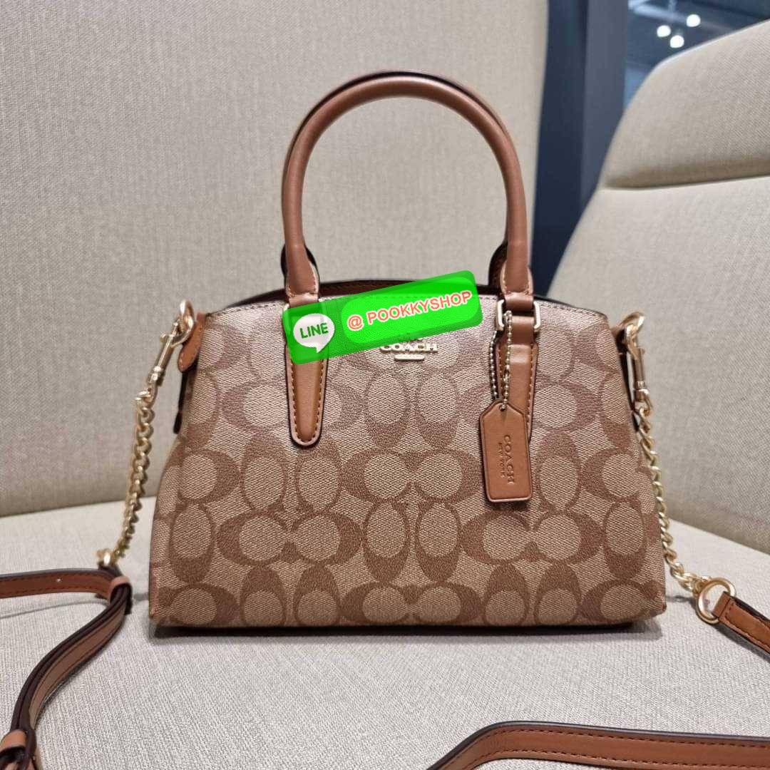 COACH F29434 MINI SAGE CARRYALL IN SIGNATURE CANVAS รุ่นยอดฮิต!! ที่สุดของกระเป๋าสะพายขายดี ต้องทรงถังมินิรุ่นนี้ วัสดุหนังแคนวาสเคลือบลาย สวย คลาสสิค มาพร้อมสายสะพายข้างและหูหิ้วในตัว ถอดออกถือคล้องแขนเก๋ๆ หรูๆยังได้ ภายในเป็นช่องโล่ง แบ่งสัดส่วนอย่างดี