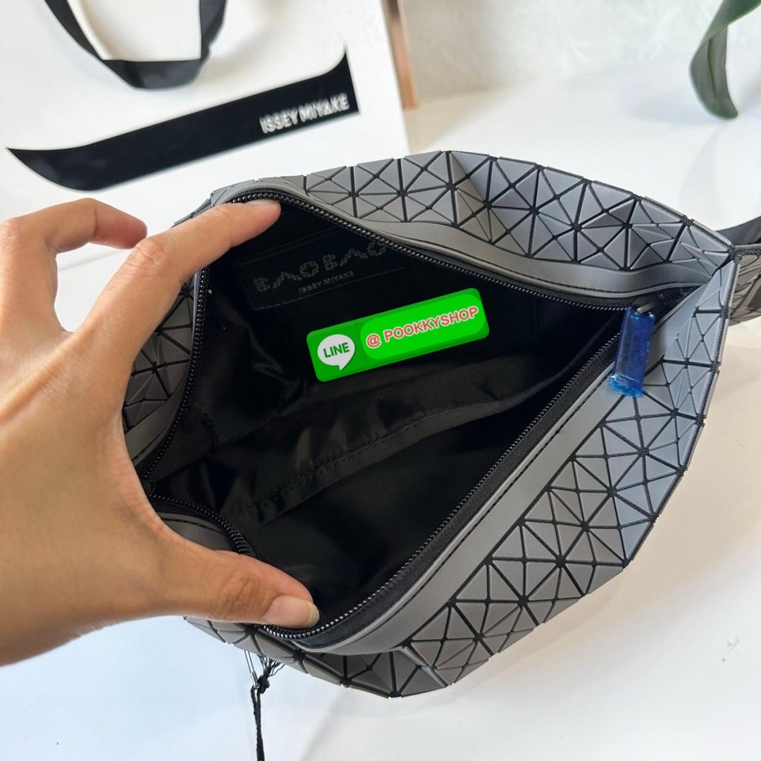 BaoBao Issey Miyake baton belt bag 🔖กระเป๋าคาดเอว/คาดอก เอกลักษณ์โดดเด่นตลอดทั้งใบ สุดเทห์ น้ำหนักเบาพกพาสะดวก 🔖วัสดุ: โพลียูรีเทนผสมหนัง 🔖เปิด-ปิดแบบซิปบน และมีช่องซิปด้านหน้า ภายในมีช่องแยกสัดส่วน 2 ช่อง ซับในผ้าไนลอน 🔖สา