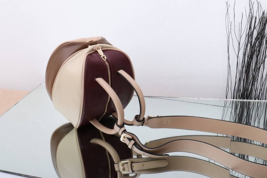 กระเป๋าลูกมะเฟืองยอดฮิต ดาราเซเลปใช้กันเยอะมาก งานตั้งใจผลิตกว่าจะได้มา แก้งานข้ามปี หลายรอบเพื่อความเป๊ะ งานสวยหนังสวย แถมฟรี!! ที่ห้อยลายดอกไม้ โอ้ย!!สวยเป๊ะขนาดนี้จะพลาดได้งัย