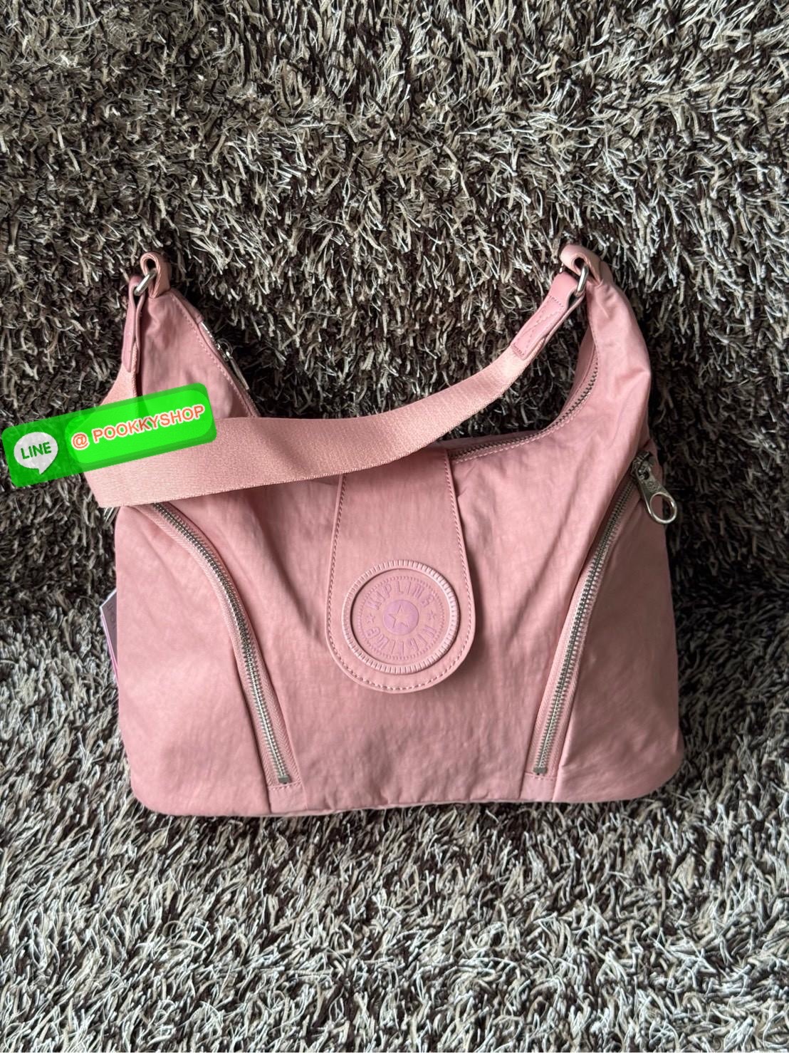 Kipling Syro Shoulder bag กระเป๋าในสไตล์มินิมอล แต่สามารถใส่สิ่งของได้ครบครัน มีทั้งช่องซิปภายในและนอก น้ำหนักเบา มีสายสะพายครอสบอดี้ได้