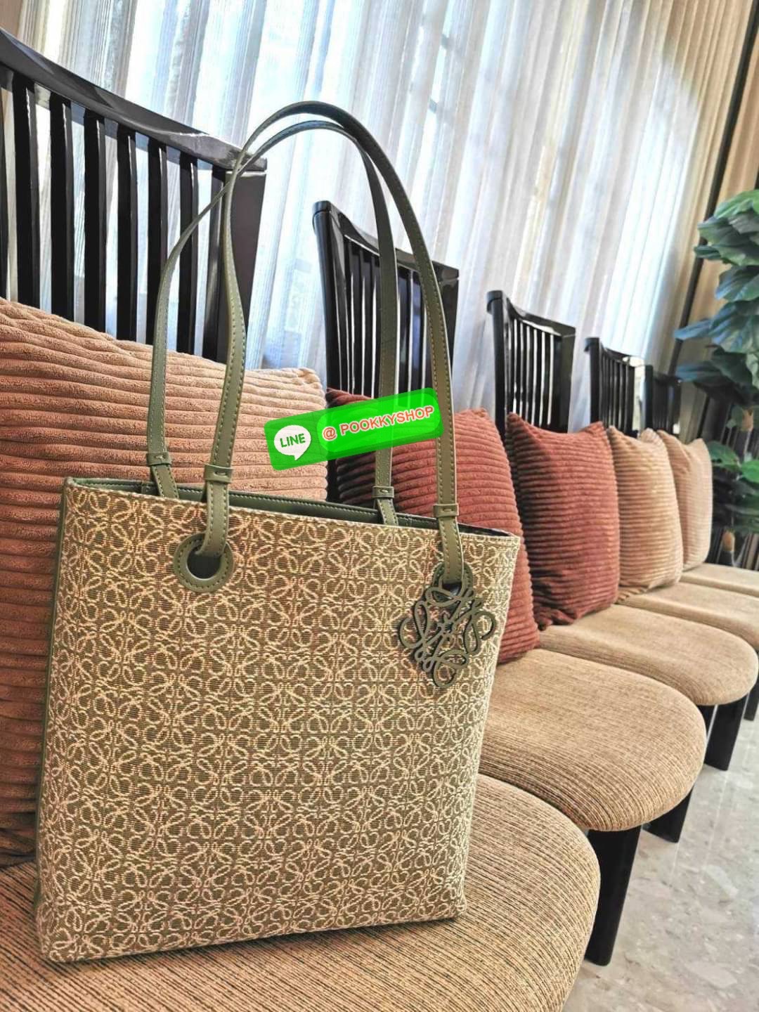 ✴️NEW ARRIVAL!✴️LOEWE ANAGRAM TOTE BAG VIP GIFT WITH PURCHASE GWP พรีเมี่ยมกิ๊ฟ Limited จาก LOEWE PERFUME DUTYFREE ไอเท็มใหม่! ดีไซน์สวยคงเอกลักษณ์ด้วยวัสดุ Anagram Canvas Jacquard Fabric ผสมผสานหนังแท้ Calfskin ลงตัวสุดคลาสสิค ขนาดกำลังดี น