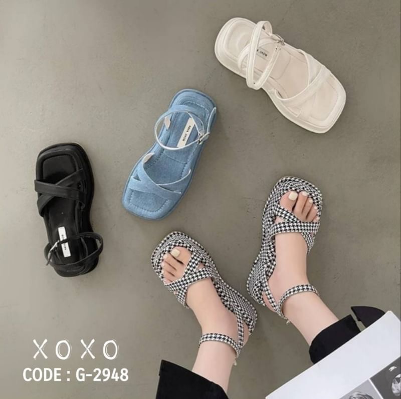 สินค้าพร้อมส่ง สไตล์งานเกาหลี คัชชูสวม ส้นเตารีด สวย เก๋ ใส่สบาย พื้นนุ่ม วัสดุ สีครีม,ดำ หนัง PU / สีฟ้า วัสดุผ้ายีนส์ / ขาวสลับดำ ผ้าชิโนริ แต่งไค้วด้านหน้า ด้านหลังตะขอเกี่ยว ส้นแบบนี้ใช้งานได้ทั้งวัน ไม่เมื่อยเลยตอนสวมใส่