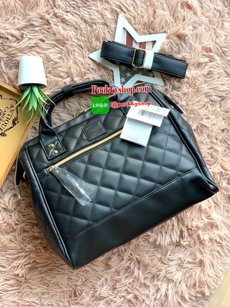 ANELLO (AH-H1862) QUILTING MOUTHPIECE 2-WAY SHOULDER BAG คอลเลคชั่นใหม่จากanello รุ่นคลาสสิค ที่ตัวกระเป๋าบุหนังpuด้วยหนังลายตารางนูนทั้งใบ ดูมีดีเทล ปากกระเป๋ายังคงมีโครงเป็นเอกลักษณ์ จะใส่โน้ตบุ้ค หรือเอกสาร สัมภาระต่างๆได้เยอะ มีช่องซิปใช้งานที่ด้านหน้