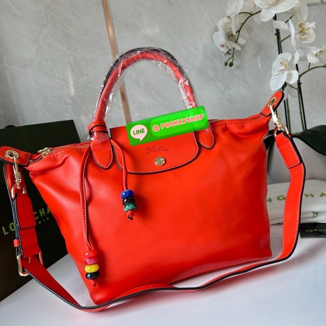 LONGCHAMP Le Pliage Xtra L Leather Handbag 🔖กระเป๋าสะพายคอสบอดี้ รุ่นใหม่โด่ดเด่นลูกเล่นของลูกปัดห้อยสีสันสดใส ทำให้กระเป๋าดูมีลูกเล่นมากขึ้น 🔖วัสดุ : หนังวัวทั้งใบนิ่มน่าสัมผัส 🔖เปิด-ปิดแบบกระดุมแป็ก มีซิปปิดปากกระเป๋าอีกชั้น ป้อง