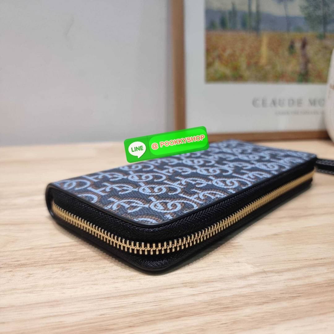 COACH CF521 LONG ZIP AROUND WALLET WITH SIGNATURE MONOGRAM 🔆 Details กระเป๋าสตางค์ใบยาว คอลเลคชั่นใหม่ กับดีไซน์ใหม่ ฉีกกฏทุกการดีไซน์ ด้วยลวดลายโมโนแกรมรอบใบโดดเด่น สะดวกใช้งานด้วยสายคล้องมือที่สามารถถอดออกได้ พกพกง่ายที่สุด รูดใช้งานด้วยซิปรอบใบ