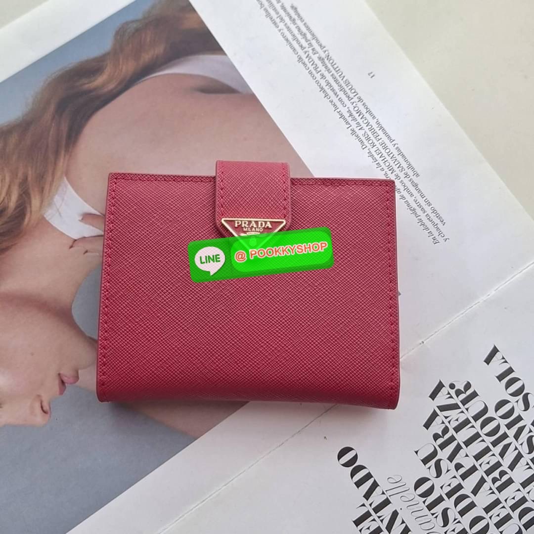 พร้อมส่งรุ่นใหม่♡♡ กับ กระเป๋าสตางค์แบบพับใบสั้น ทรงแบนน่ารัก น้ำหนักเบา จากแบรนด์ Prada ด้านหน้ามีโลโก้แบรนด์ อะไหล่สีทองหรู เปิดปิดด้วยกระดุม ด้านในมีช่องใส่บัตร3ใบ ช่องกระดุมเก็บเหรียญ+ธนบัตรแบบพับ จะมอบเป็นของขวัญหรือใช้เอง ก็ดีงามสุดๆเล