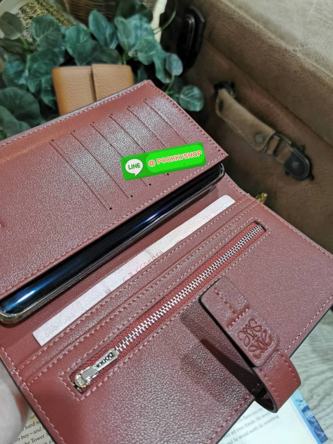 ✴️Don't Miss!✴️NEW! LOEWE LONG WALLET BAG VIP GIFT WITH PURCHASE-GWP กระเป๋าพรีเมี่ยมกิ๊ฟ Limited จาก LOEWE DUTYFREE COUNTER วัสดุหนังแท้เทคเจอร์สวยอยู่ทรงปั้มโลโก้แบรนด์ด้านหน้าเปิดปิดด้วยกระดุม ภายในมีช่องใส่ธนบัตรหลายช่อง ช่องหลักสาม