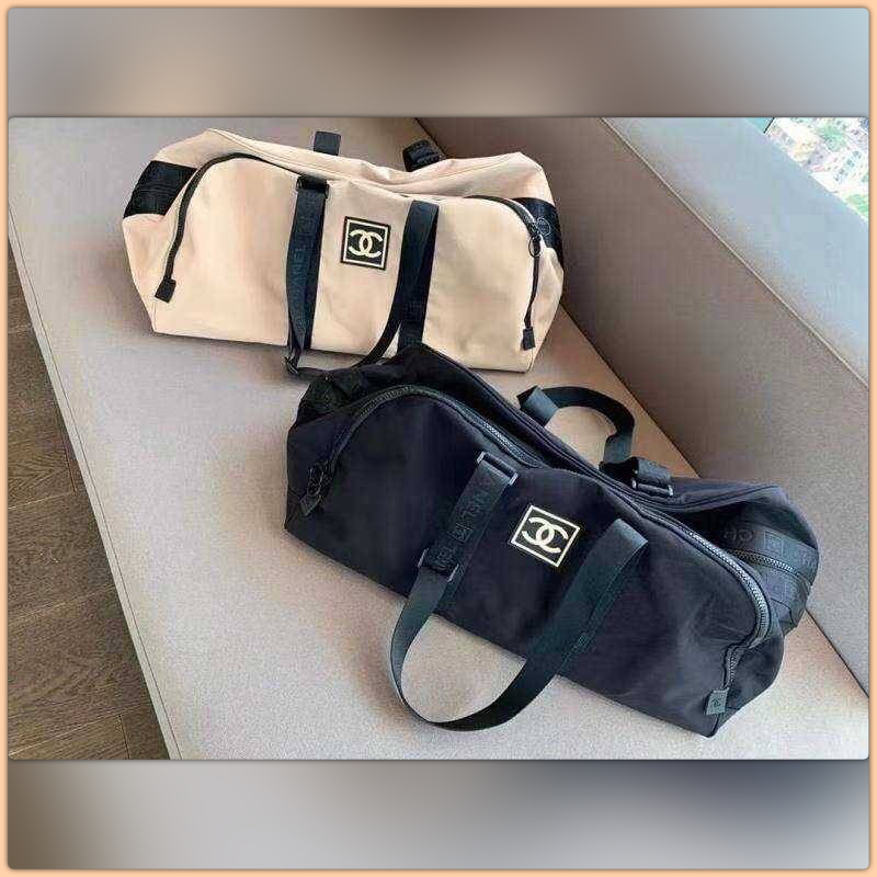 กระเป๋าเดินทาง CHANEL มีสายสะพาย งานสกรีนอย่างดีช่วงนี้ท่านใดมีการเดินทางบ่อยๆควรมีติดตู้นะค่ะ ใส่สัมภาระได้มากมายหลายอย่างเลยค่ะ จะหิ้วหรือสะพายได้หมดคร้าาา