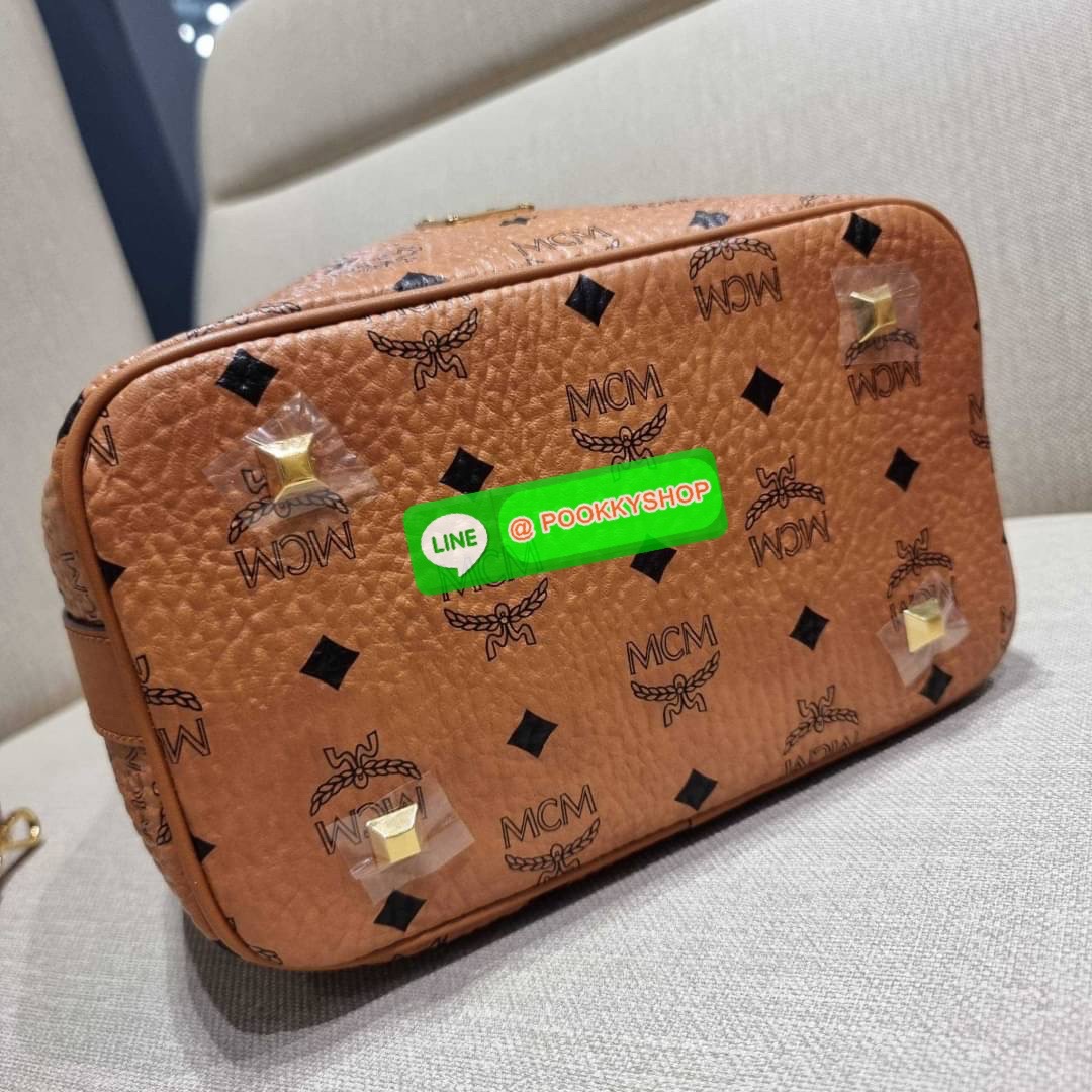 MCM MEDIUM ESSENTIAL DRAWSTRING BAG IN VISETOS กระเป๋าสะพายทรง bucket ไซส์ medium ใบใหญ่กำลังดี รูดเปิด-ปิดด้วยหนัง และยังมีกระดุมแม่เหล็กติดกันของหล่น พิเศษที่มีสายสะพายให้ 2 แบบ สายคล้องไหล่หรือถือได้ และสายสปอร์ตสะพายข้าง วัสดุหนังแคนวาสคุณภาพดี ภายในโ