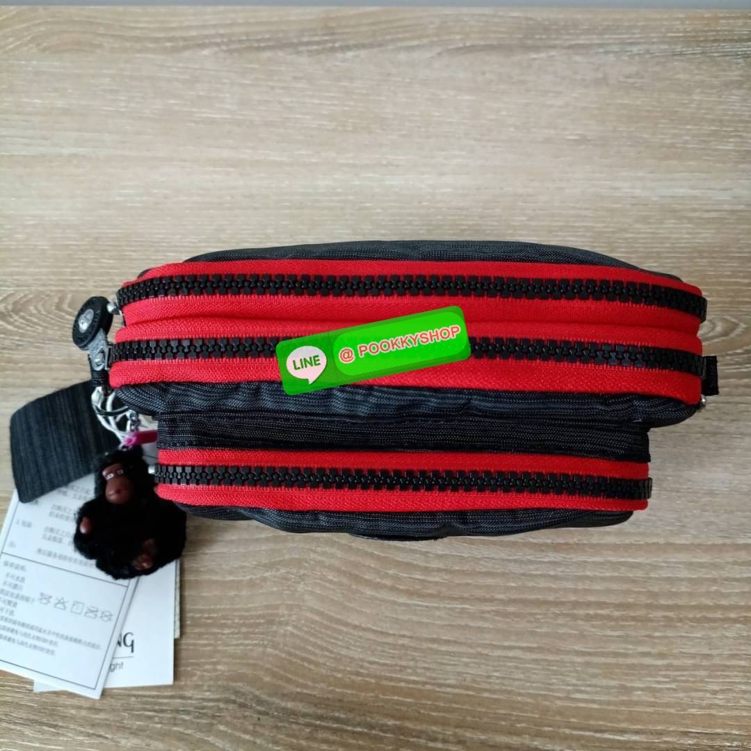KIPLING Monkey program Seoul up clutch & sling bag รุ่น 2 ซิป (ขนาด 7 นิ้ว) กระเป๋าคล้องมือ หรือ สะพายข้าง ขนาดเล็ก วัสดุ Nylon & Polyester 100% ใช้งานได้ 2 รูปแบบ มีสายสลับเปลี่ยนได้ทั้งแบบคล้องมือ และ สะพายข้าง ตามโอกาสการใช้งาน