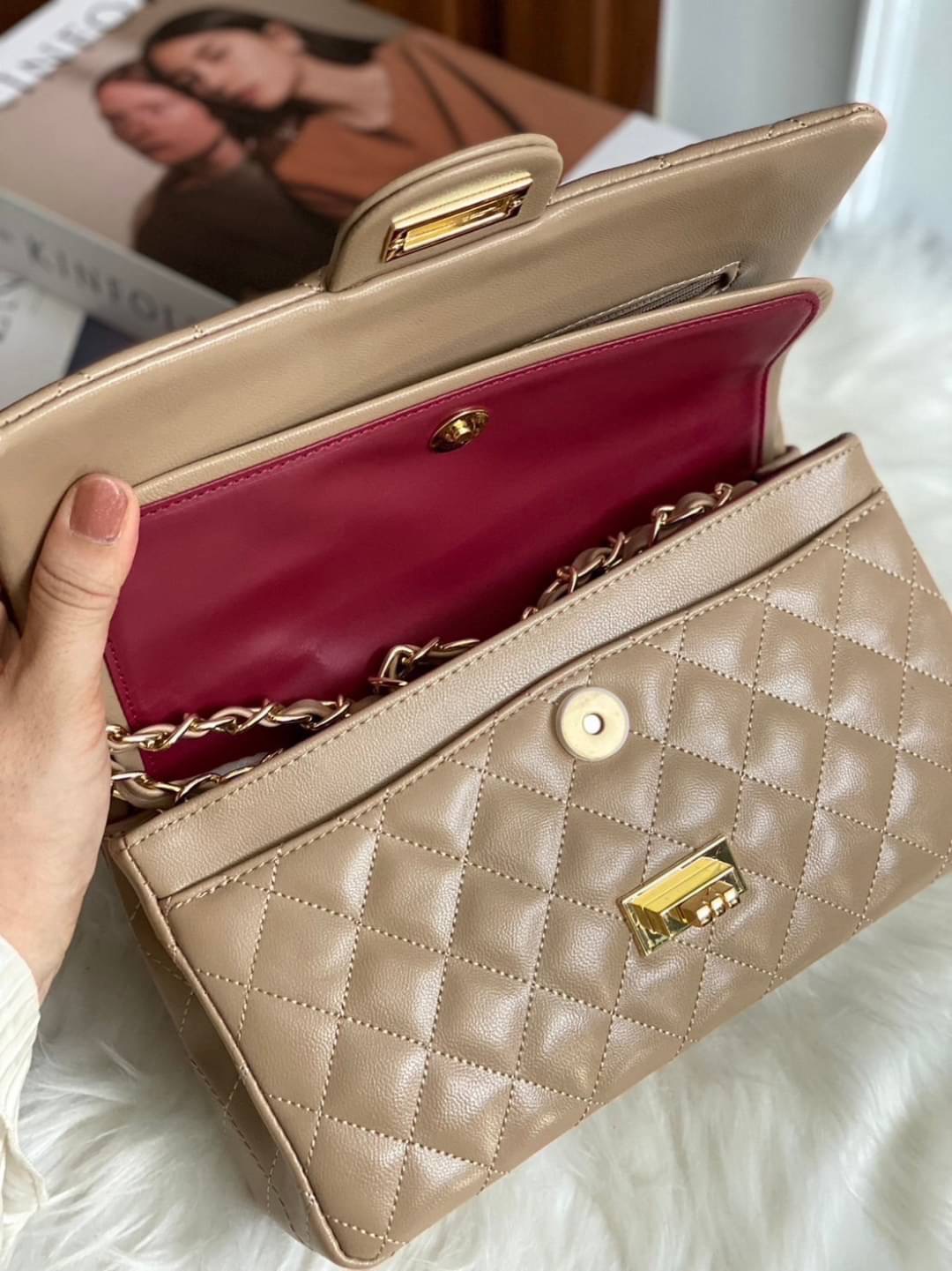 Classic ตลอดกาลต้องยกให้รุ่นนี้เลยค่ะ งานสั่งผลิตรอบใหม่ล่าสุด ที่บอกเลยว่าสวยจับใจ งานตัดเย็บเนี้ยบระดับ High Quality ทรงสวย หนังสวยมากก สายสะพายปรับหิ้วได้ 2 ระดับ หิ้วสวย สะพายสวย ให้ลุคเเบบสาวมีคลาส เปรี๊ยวซ่า ลูกคุณ คุณนายได้หมด ใช้ยังไงก็คุ้มค่ะ งาน