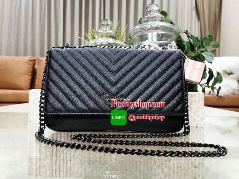 ReStock BEST SELLER! VICTORIA'S SECRET Quilted Chain Crossbody Sling Bag กระเป๋าสะพายรุ่นใหม่ล่าสุดจาก Victoria's Secret วัสดุหนังแกะสังเคราะห์ชึ้นลายริ้วหนังสวยอยู่ทรงไม่ย้วยดีไซน์สุดหรูคุณหนูไฮโซ เปิดปิดด้วยฝาปิดกระดุมแม่เหล็ก ภายในมีโลโก้และช