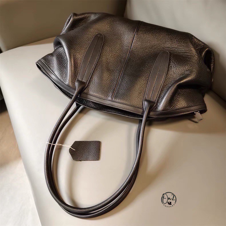 กระเป๋าหนังแท้ 💯 Genuine leather ทรง Hobo ถือเป็นทรงที่เอนกประสงค์และยอดนิยมค่ะยิ่งเป็นหนังแท้ก็จะมีความคงทนคุ้มค่า ใช้งานได้ยาวดูแลง่ายทำความสะอาดง่าย หนังนุ่มและยืดหยุ่น แข็งแรง ผิวสัมพัสหนังแท้จะสวยงามและเป็นเอกลักษณ์ดูแพงดูพรีเมี่ยมกว่าหนังผสม