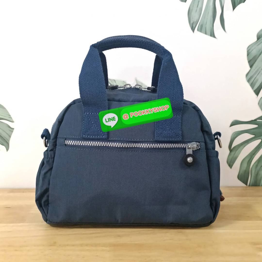 Kipling K1006 Handbag กระเป๋าถือหรือสะพาย วัสดุ Polyester 100% รุ่นใหม่ มีให้เลือกทั้งแบบเรียบ และ ลายน่ารัก มีช่องแยกด้านหน้า 2 ช่อง ช่องหลักโล่งกว้าง พร้อมช่อง pocket แยก 2 ช่อง ใช้งานได้ครบครัน สามารถสตางค์ใบยาวได้ ขนาดกำลังดี จะใช้ทำงาน ไปเรียน หรือ ถ