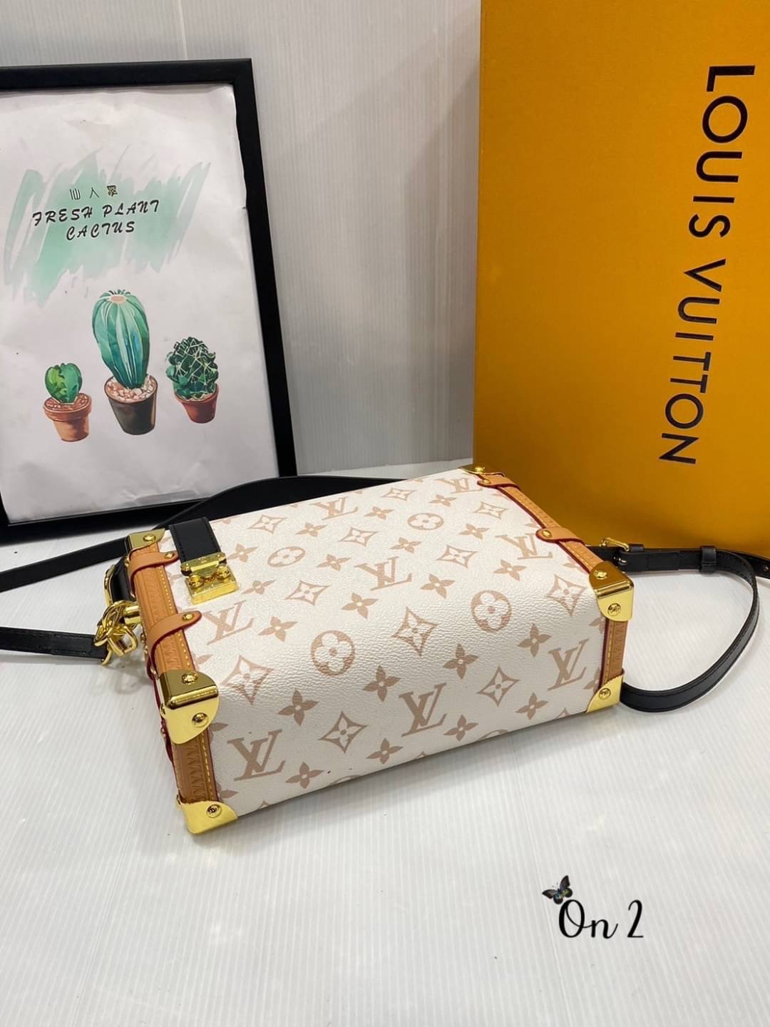 Louis Vuitton กระเป๋ารุ่น Side Trunk MM คอลเล็คชั่น Cruise 24 นำเสนอ Monogram แคนวาสสุดไอคอนิกของหลุยส์ดีไซน์ใหม่ สีเบจ Dune อันอ่อนหวานเปี่ยมด้วยพลังซึ่งได้แรงบันดาลใจจากเม็ดทราย แต่งขอบสีดำและน้ำตาลประดับมุมกระเป๋าสีทองและตัวล็อกแบบ S lock เงางาม แอคเซส